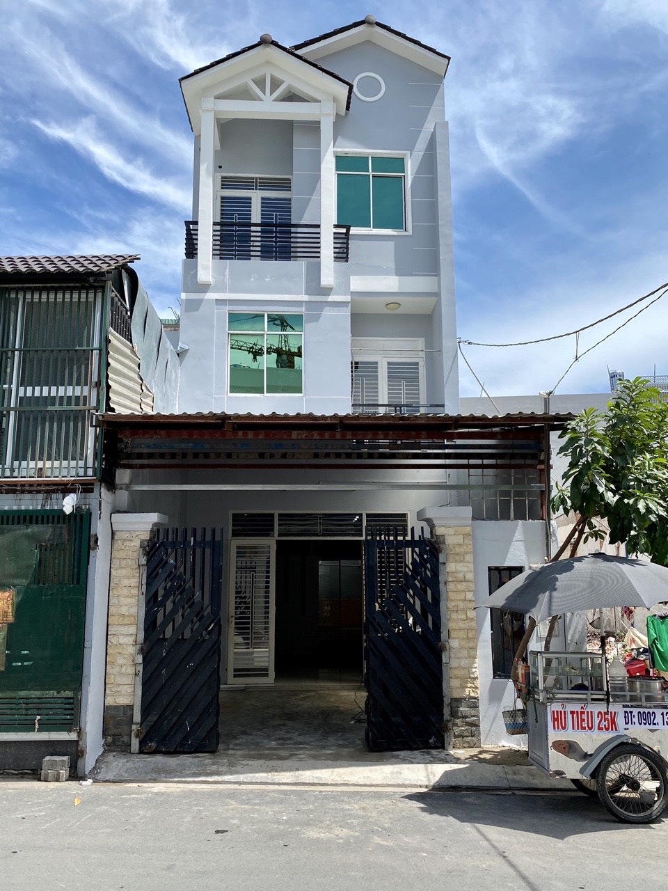 Nhà mặt tiền đường khu dân cư Hoàng Quốc Việt