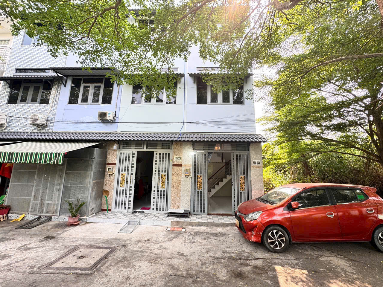 Bán nhà 2 lầu sân thượng, đường nhựa 6M, Giá 2tỷ100 triệu